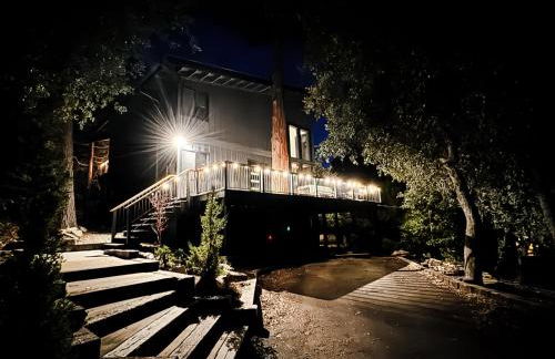 Haven at Cedar Haus Luxury 1BR Escape w Hot Tub EV Charger Gourmet Kitchen Fully Fenced Yard Dogs OK - Foto 73