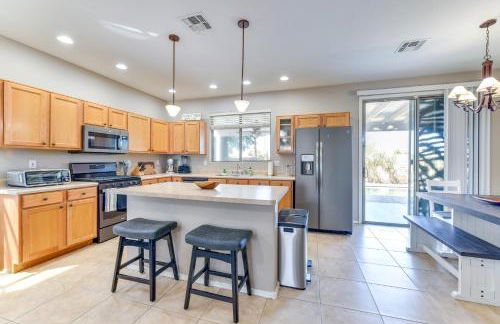 Group Getaway with Pool and Patio in San Tan Valley! - Foto 8