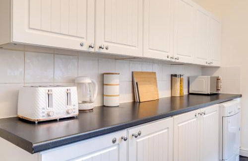 Solace Nights - Large Modern House - 4 Bedrooms - Near M6 & Spaghetti Junction - Fast WiFi - Netflix - Photo 14