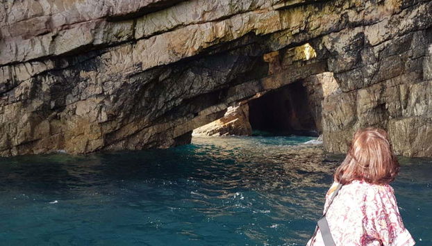 Visita alle grotte delle formazioni rocciose