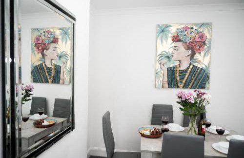 Stylish 4BR House, Sleeps 7, High-Speed Wi-Fi, Long Stay Friendly - Foto 61