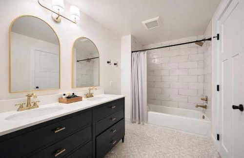 Speakeasy Family Retreat with Skyline Views - Foto 15