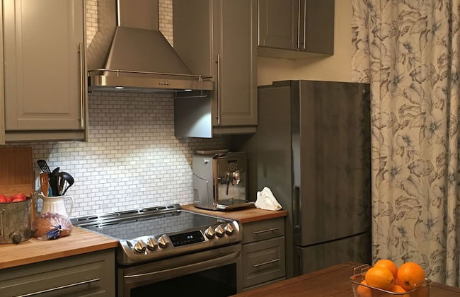 Beautiful 4BR Downtown House, Sleeps 10 - Photo 17