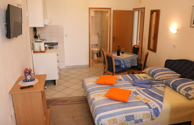 Sea front stone house - Photo 20