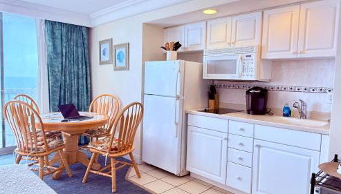 Breathtaking OCEAN FRONT Condo in Daytona Beach - Foto 3, stove