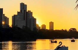 Quarto com cama de casal bem aconchegante - Foto 15