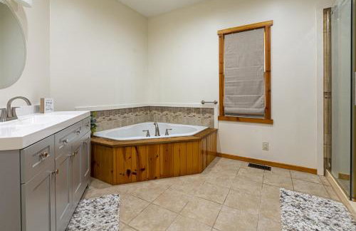 3BR Home w Hot Tub & Sunset Views Near SIUC - Foto 20