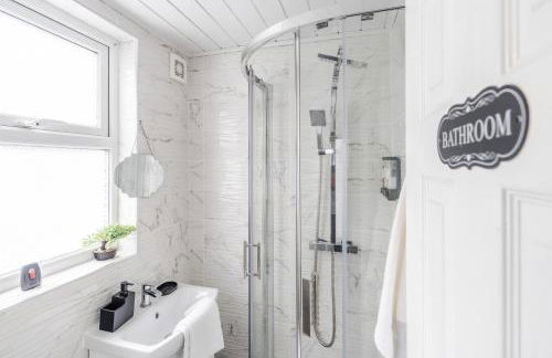 Newly Renovated 4BR House with lots of amenities - Foto 28