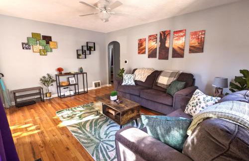 Fenced backyard, deck, pet-friendly home - Photo 2