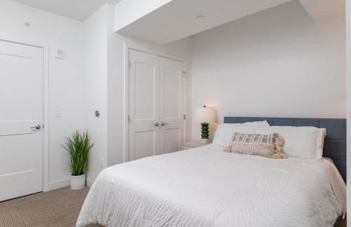 High Rise Retreat w City Skyline Views Shared Gym - Photo 26