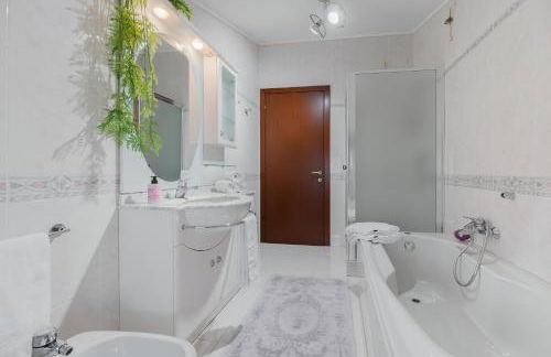 Casa di Iaio - 90m2 apt con Wi-Fi, Netflix, Home Cinema & Parcheggio Privato incluso - Foto 6