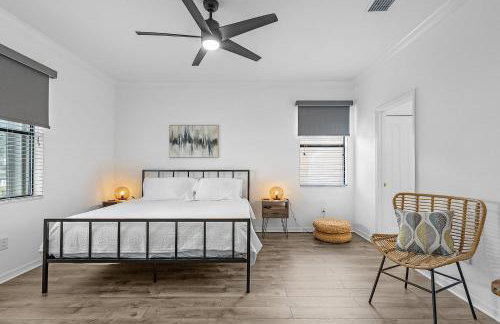 Enchanting 3 Bedroom Home Waterfront Pool and Spa - Foto 22