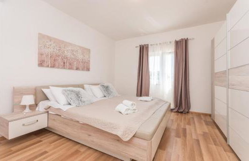 Gorgeous Home In Nadin With Wifi - Photo 36