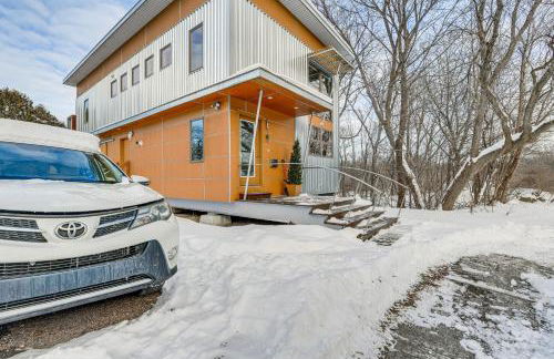 Couples Retreat Near UVM! Unique Studio with Deck - Foto 24