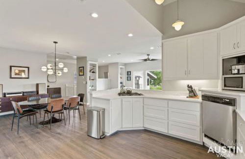 Enjoy DT Newly Renovated & Patio and Free Swim Club by Austin Vacay - Foto 11