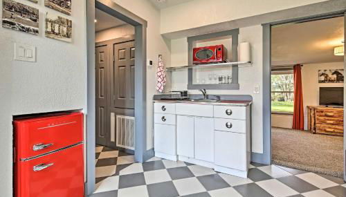 Retro Updated Blanco Abode - Steps to Main Street! - Foto 4