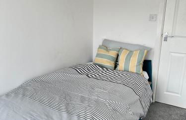 Cozy Family House 10 min from Manchester Airport - Photo 34