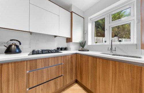 AC & Private Drive Stylish 4BR 5 Beds 8 Guests Wifi And Parking - Photo 17