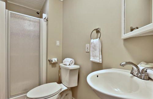 Premium 5 bedroom, pet friendly private home with hot tub 3 miles from the Skyship Bear - Foto 19