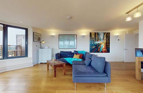 Penthouse Sanctuary with Wraparound Balcony - Pass the Keys - Foto 9