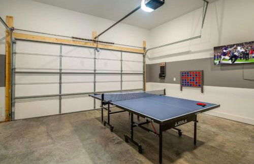 Luxury four-story Home, Rooftop Deck with views, PingPong! Sleeps 12! - Photo 32