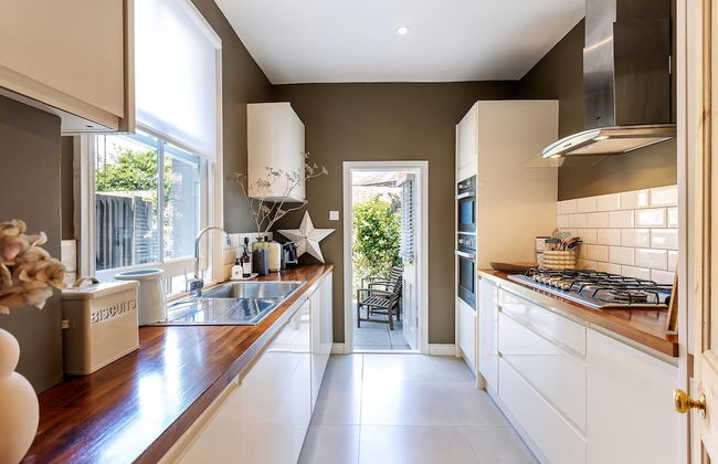 Tooting's Charming Victorian Garden Hideaway - Photo 11