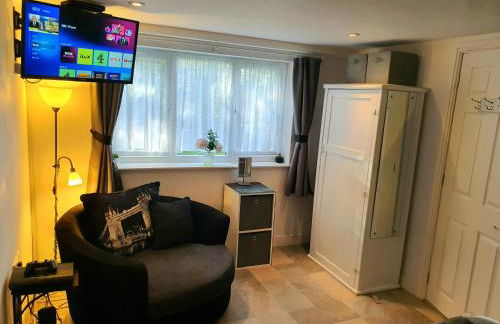 Idyllic 2 Bedroom Self-Contained UpsideDown Annexe - Photo 7