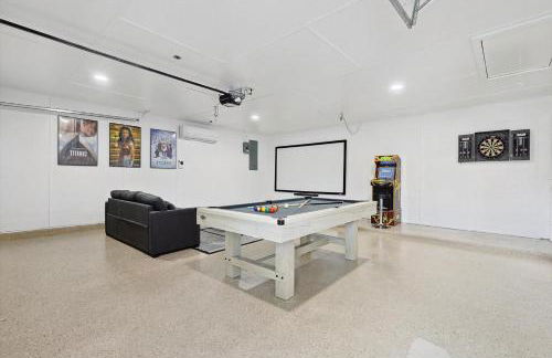 Gorgeous 4BR Holiday Home with Huge Yard and Pool - Foto 22