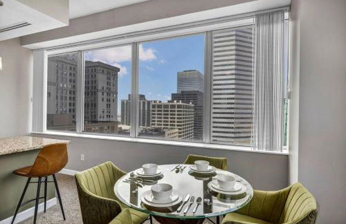 14th Floor Lux Downtown Condo w/ LAKE VIEWS & Gym - Photo 7