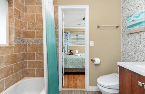 Spacious 4BR 2 5BA Family Retreat Pool Near Beach - Foto 32