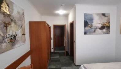 Doppelbett - Gästezimmer - 11min von Gießen 8,4km in Fernwald-Steinbach - Foto 4, wardrobe