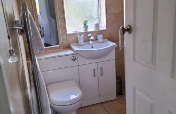 Brackenfield House in Great Barr, Birmingham near the Alexander Stadium and near the M6, with free WiFi, free parking and easy access to Walsall, West Bromwich, Aston Villa Football Ground, Star City and Birmingham City Centre - Foto 9