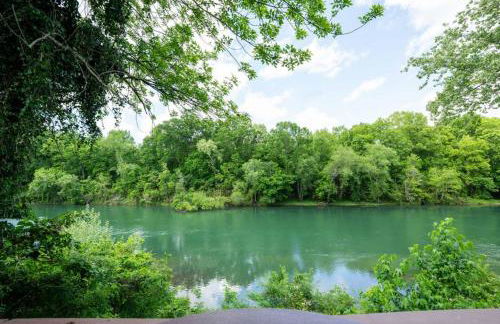 Riverfront Little Red Cabin, World-class Trout Fishing, Views & Boat Access - Foto 1