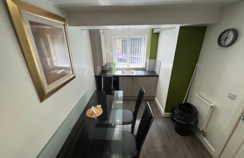 Modern 3- Bed Holiday Home - Private Parking Sleeps 10- 2 Min M62 - Foto 13