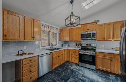 Ma-ple Haven --Wifi, Fireplace, Deck, Fire Pit, Family Friendly, Game Room, Pool Access - Foto 16