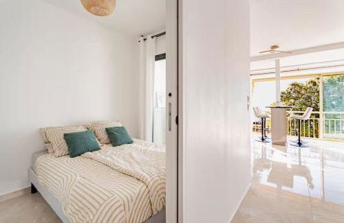 Luxury Apartment with Sea View and Private Beach Access - Photo 13