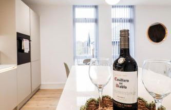 The Abbey Apartment - 1BR Apt with Dedicated Workspace, Fast Wifi & Stylish Kitchen Island & Free Secure Underground Parking - Foto 55