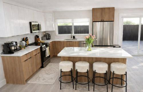 Sunny Oasis Near the Beach with 4BR and 3BA Pool Home - Foto 28