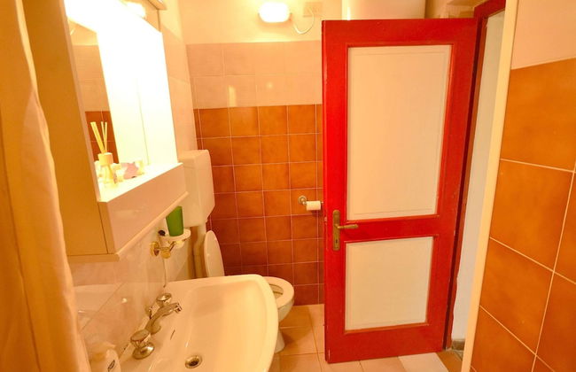 Spacious Home With Shared Pool - Photo 20