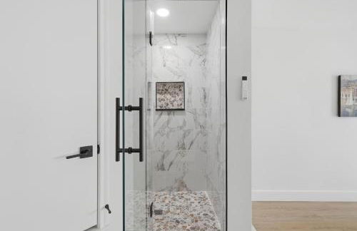 Walk to SXSW Venue, 2025 New Build Beauty at UT, Downtown, King Beds - Foto 34