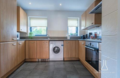 Luxury Birmingham City Centre Townhouse with BALCONY- Sleeps 10 - FREE Parking - Perfect for Contractors, Business Travellers, Families and other Groups - Near Bullring, Newstreet, Selfridges, NEC, NIA & Birmingham airport - Photo 17