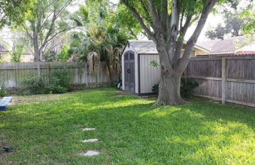 Relax, Entertain, & Indulge In Our Unique Pool House - Foto 10