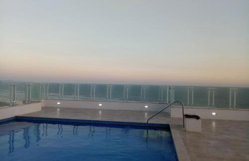Prédio com piscina na cobertura frente ao mar,apartamento para até 6 pessoas e 3 crianças até 8 anos, churrasqueira na sacada, Wi-Fi grátis, rede de proteção, NÃO oferecemos roupas de cama e banho, 1 vaga de garagem, na Praia Grande-Vila Mirim - Foto 47