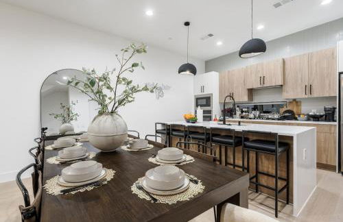 New Modern Dallas Skyline Rooftop Firepit and a Garage - Foto 52