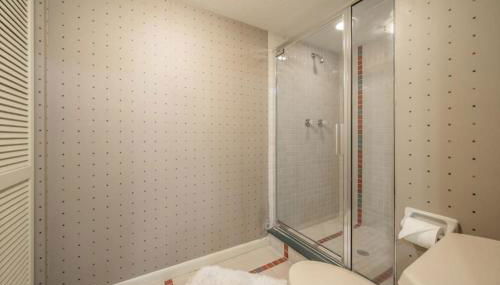 Reel relaxing across from River in Huge 24 foot Swim Spa - Foto 2, Shower