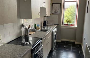 Spacious one bedroom flat, entire property. - Photo 14