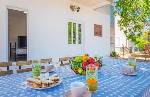 2 Bedroom Lovely Apartment In Danilo - Photo 7