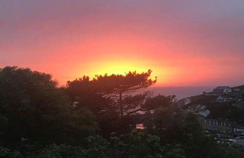 Cliffside 3 Bedroom House with Sea Views - Photo 20