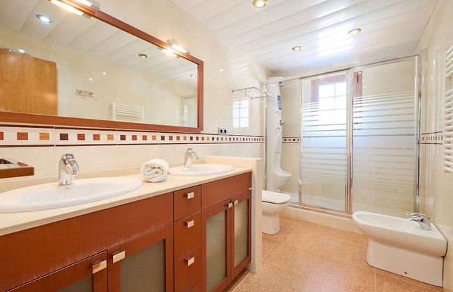 Marina in Blanes With 6 Bedrooms and 4 Bathrooms - Photo 14