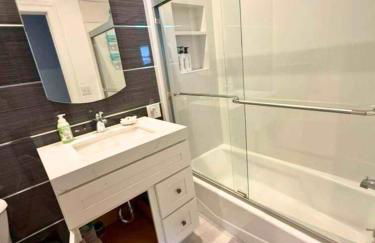 Oak Manor - Chic & Stylish 2BR Apartment Retreat - Photo 64